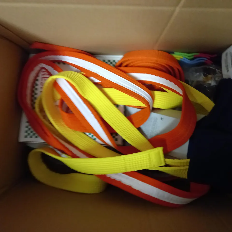BOX OF APPROX 10 ITEMS TO INCLUDE BELTS, HAT AND SOCKS