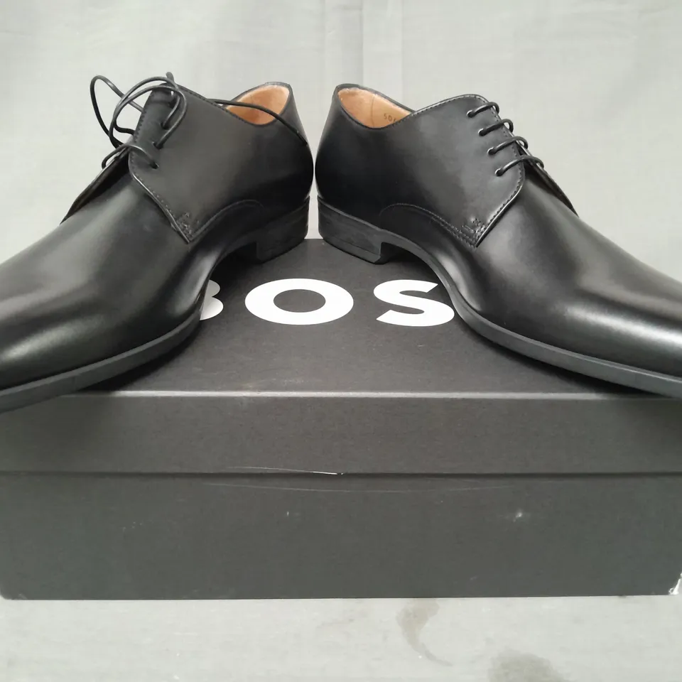 BOXED PAIR OF BOSS DRESS SHOES IN BLACK UK SIZE 8