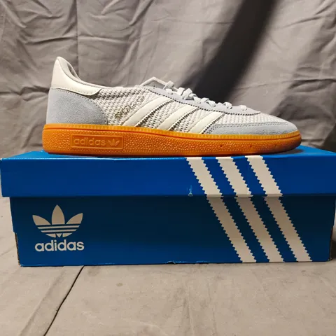 BOXED PAIR OF ADIDAS HANDBALL SPEZIAL WOMEN'S SHOES IN PALE BLUE/WHITE SIZE UK 7