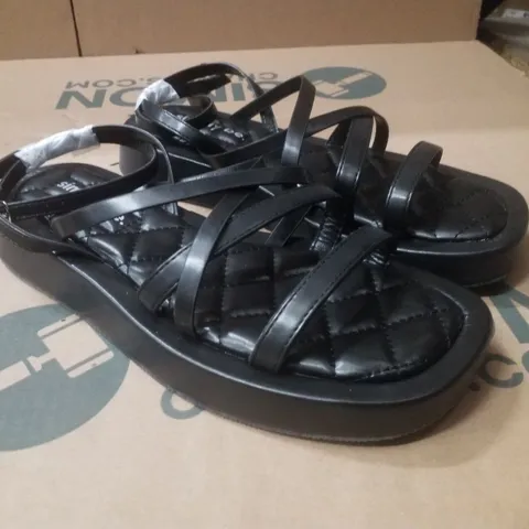 BOX CONTAINING APPROXIMATELY 6 PAIRS OF BRAND NEW SIMPLY BE BLACK PHOEBE WIDE SANDALS - SIZE 7