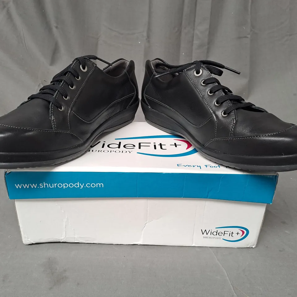 BOXED PAIR OF WIDEFIT + SHUROPODY SHOES IN BLACK UK SIZE 7