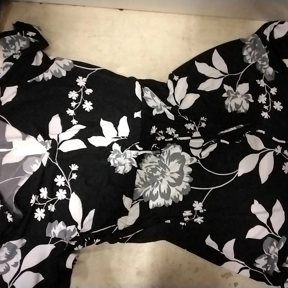 BOX CONTAINING 6 PAIRS OF DR MAX LEGGINGS SIZE L , 8PCS DANNI MINOGUE BLACK DRESS SIZE 12 P AND 17 PCS DANNI MINOGUE JUMPER SIZE M