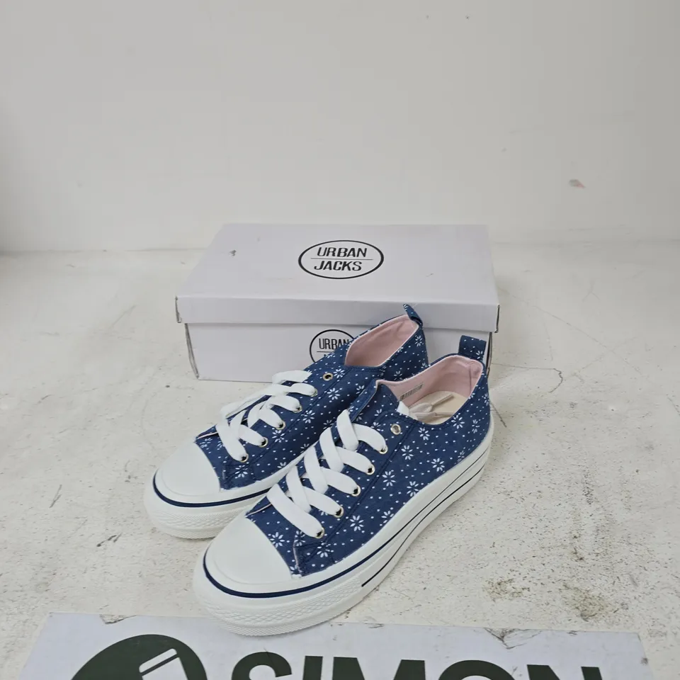 URBAN JACKS DAISIE DENIM/WHITE TRAINERS – UK 7