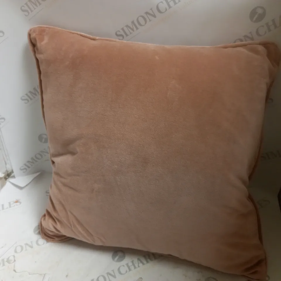 APPROXIMATELY 10 HOUSEHOLD ITEMS TO INCLUDE PILLOW, CUSHIONS AND CURTAINS OF VARIOUS COLOURS AND SIZES