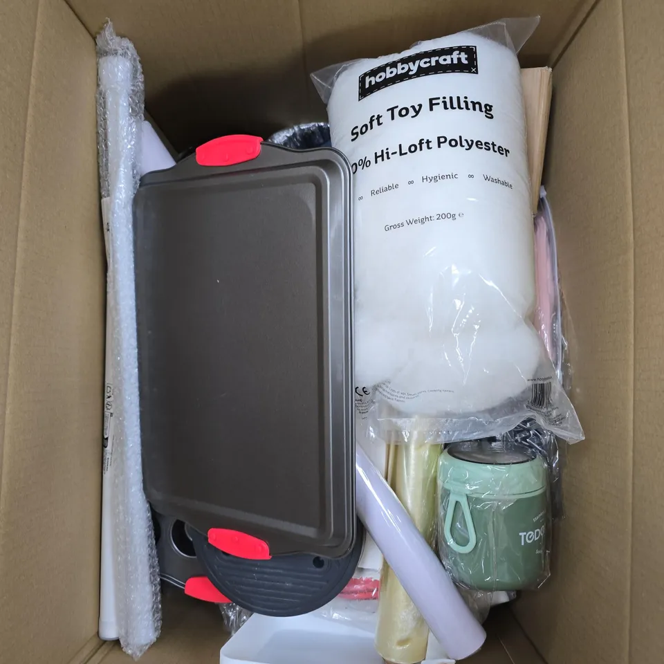 APPROXIMATELY 15 ASSORTED HOUSEHOLD PRODUCTS TO INCLUDE BAKING TRAY, TOY FILLER, SOUP CUP ETC 