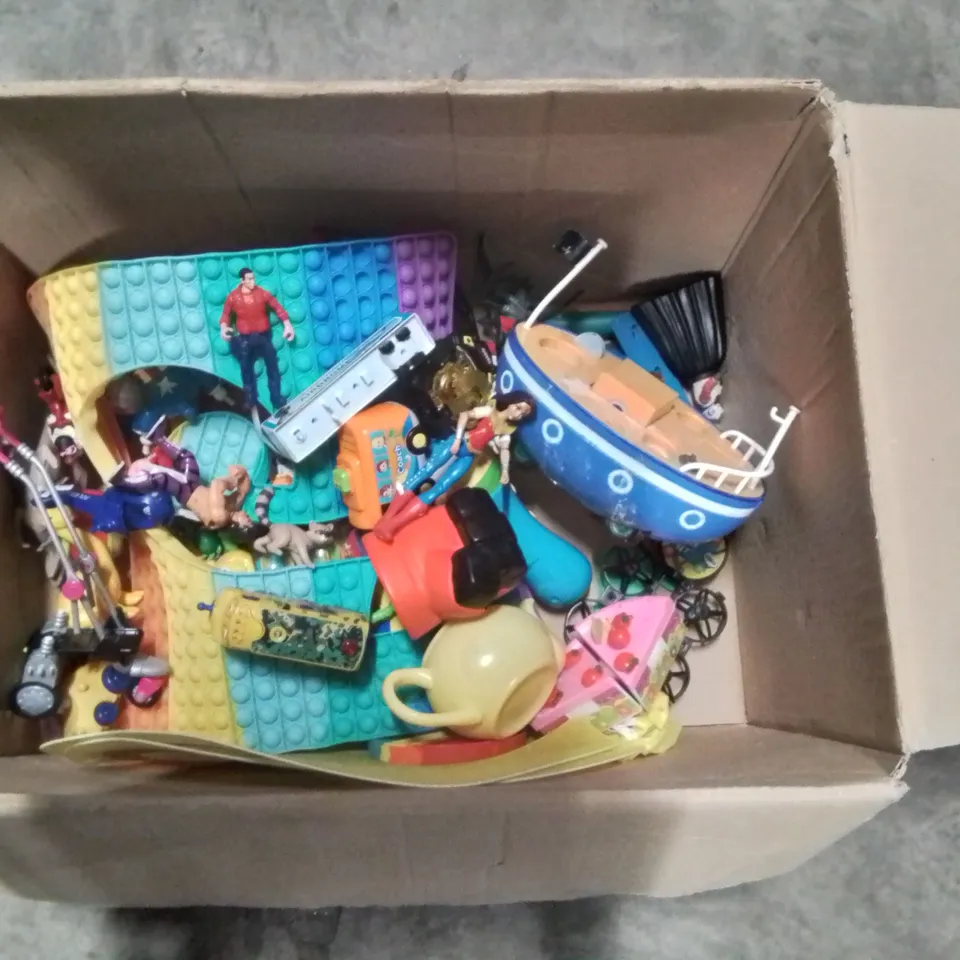 BOX CONTAINING LARGE AMOUNT OF CHILDREN'S TOYS