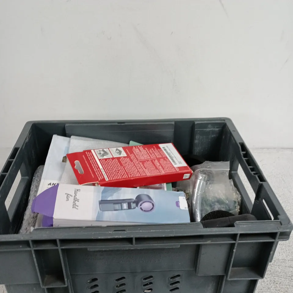 APPROXIMATELY 30 ASSORTED ITEMS INCLUDING PHOTO FRAMES, A HANDHELD FAN AND WISDOM PANEL BREED DISCOVERY KIT
