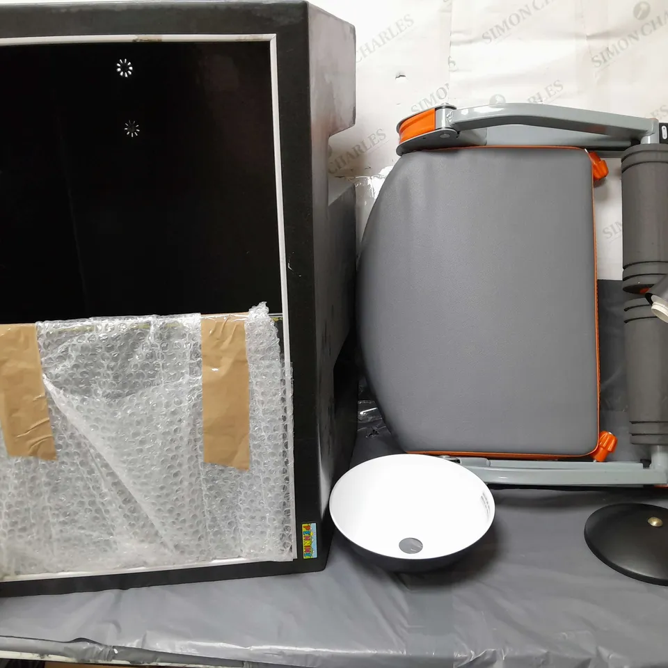 CAGE OF APPROXIMATELY 5 ASSORTED ITEMS TO INCLUDE - BLACK DESK LAMP , ABDOMINAL TRAINER , PET ENCLOSURE WITH SLIDING DOOR ETC - COLLECTION ONLY