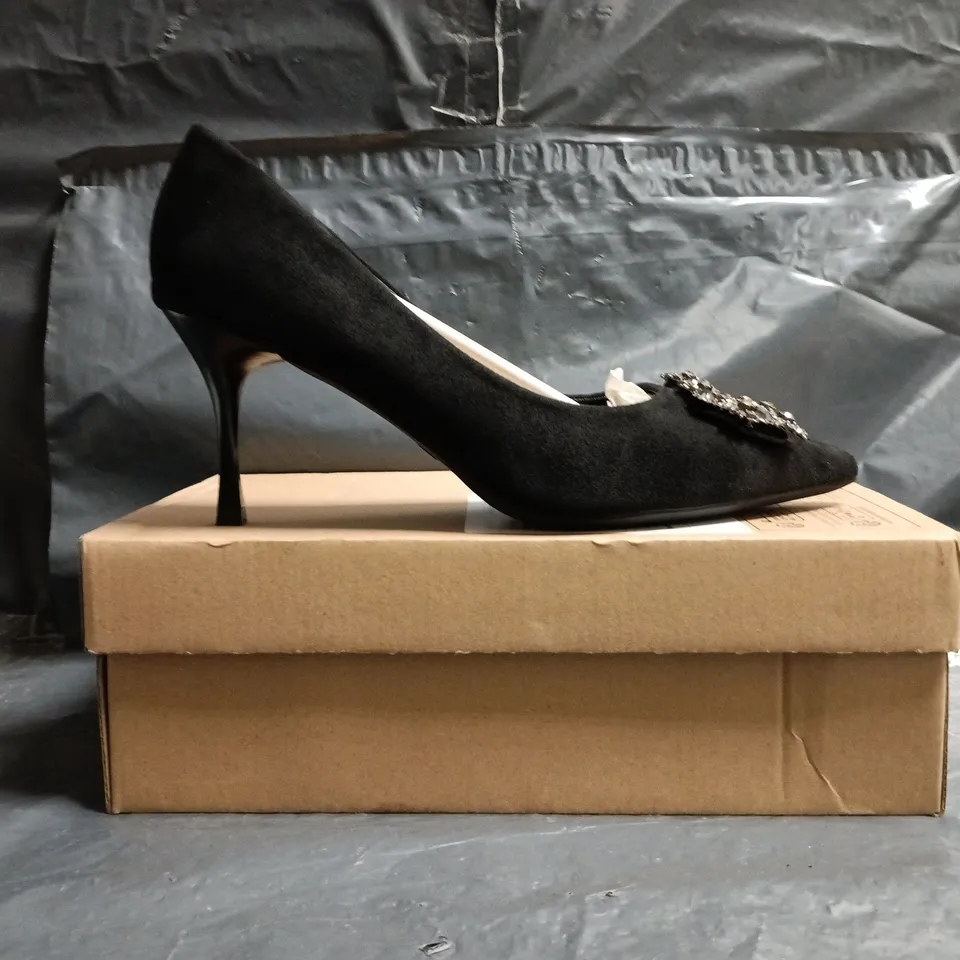 BOXED PAIR OF UNBRANDED POINTED TOE STILETTO HEEL SHOES IN BLACK SIZE EU 41