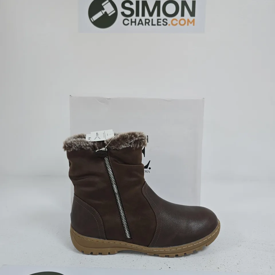 MADE BY EMMA WOMEN'S BROWN LEATHER WINTER BOOT WITH FAUX FUR TRIM – SIDE ZIP SIZE 7