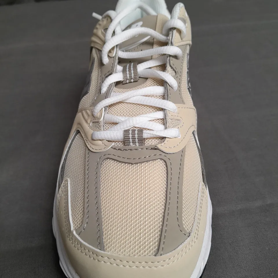 BOXED PAIR OF NE WBALANCE TRAINERS SIZE UK 5