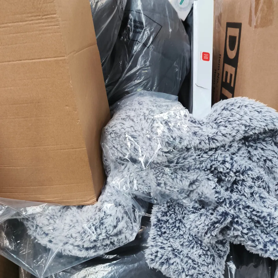 APPROXIMATELY 25 ASSORTED HOUSEHOLD PRODUCTS TO INCLUDE CLOTHING, HOME DECOR, BEAUTY PRODUCTS ETC