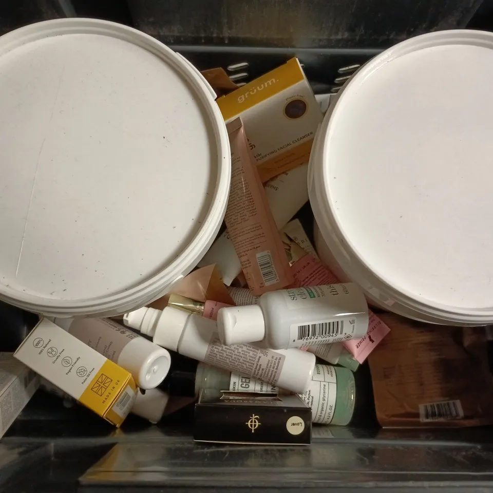 APPROXIMATELY 20 ASSORTED COSMETIC ITEMS TO INCLUDE BARBIE LIP GLOSS SET, EYELASH CURLER, ETC - COLLECTION ONLY