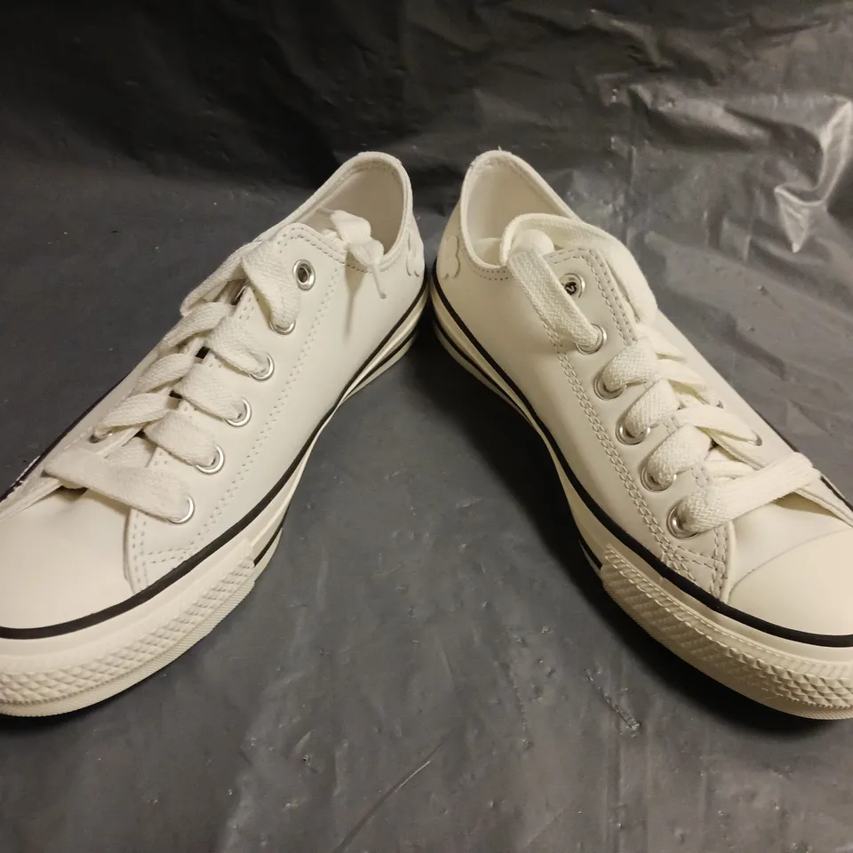 BOXED PAIR OF CONVERSE WOMEN'S SHOES IN WHITE SIZE UK 5