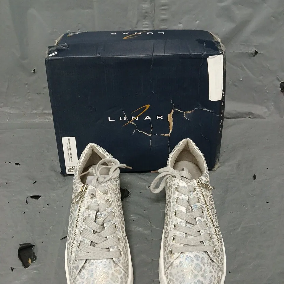 BOXED PAIR OF LUNAR WHITE SIZE ZIP TRAINERS - SIZE EU 39
