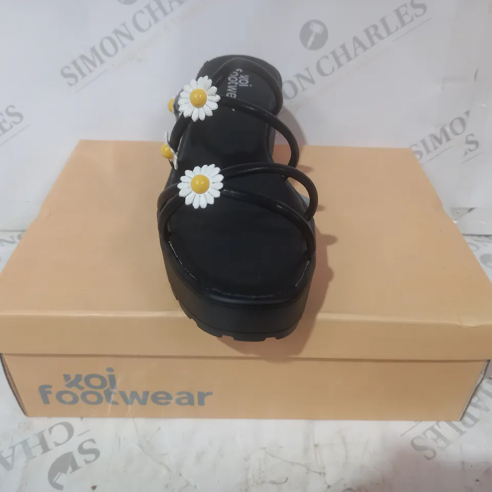 BRAND NEW BOXED PAIR OF KOI VEGAN LEATHER BLOOMING DAISY OASIS STRAPPY SLIDERS IN BLACK UK SIZE 5