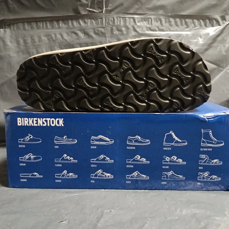 BOXED PAIR OF BIRKENSTOCK ARIZONA BS SHOES IN TAUPE SIZE UK 5
