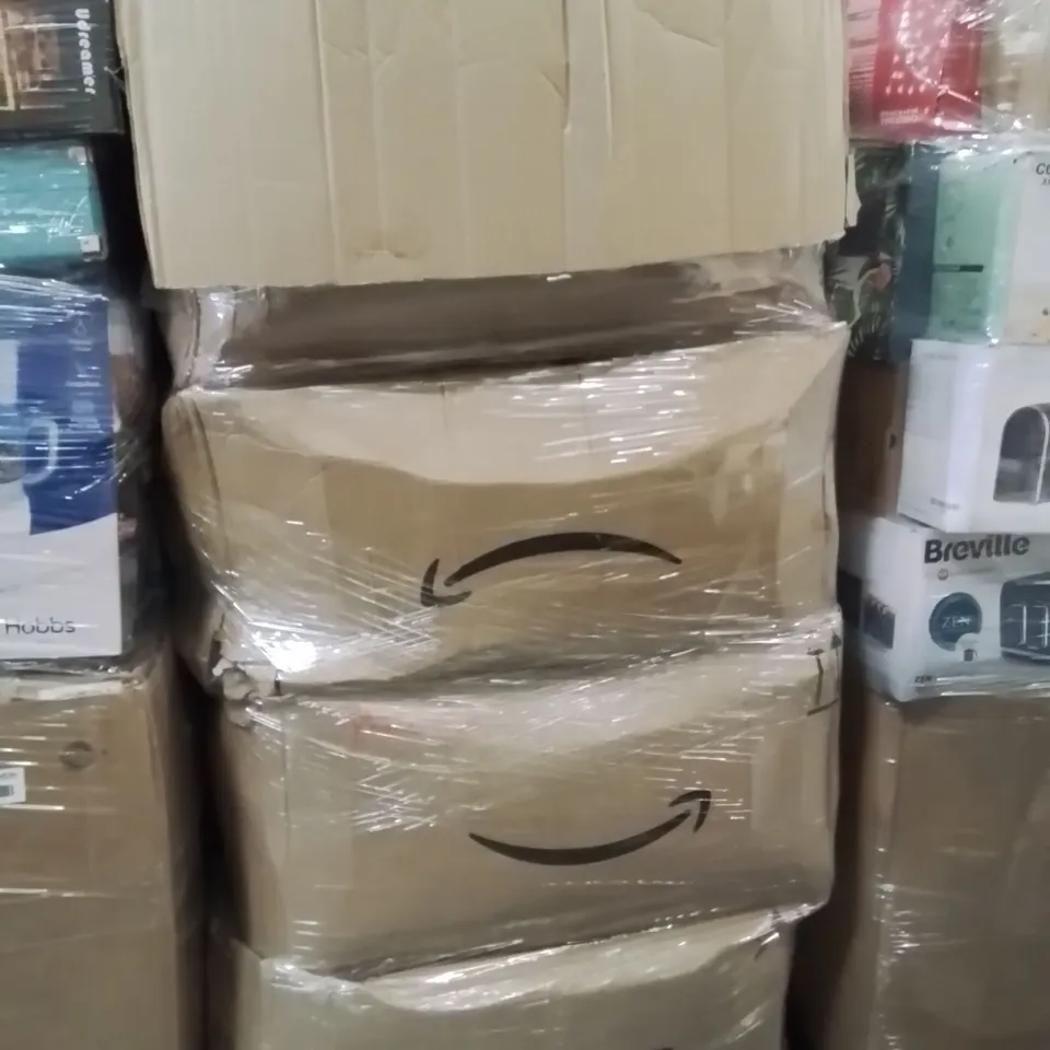 PALLET CONTAINING A LARGE QUANTITY OF PHONE CASES 