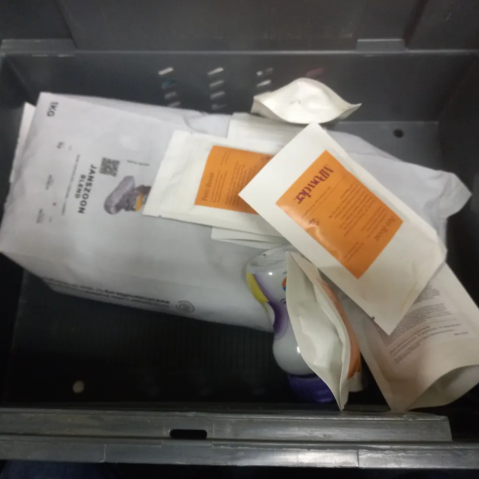 BOX OF APPROX 6 ASSORTED FOOD ITEMS TO INCLUDE - MY PROTEIN PROTEIN MEAL REPLACEMENT - TASSIMO KENCO AMERICANO GRANDE - NUTRICIA FORTISIP ECT