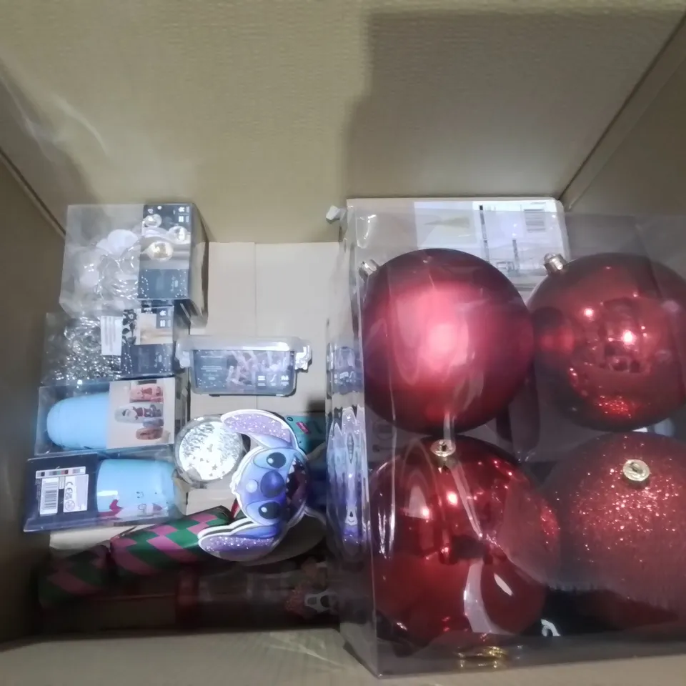 LOT OF APPROXIMATELY 20 ASSORTED SEASONAL ITEMS TO INCLUDE CANDLE LIGHT, 14CM BAUBLES, POM POM WREATHS AND STRING LIGHTS