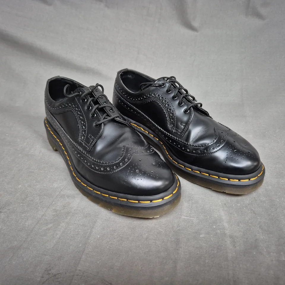 PAIR OF DR.MARTINS 3989 SMOOTH LEATHER UNISEX BROGUE SHOES - UK SIZE 8