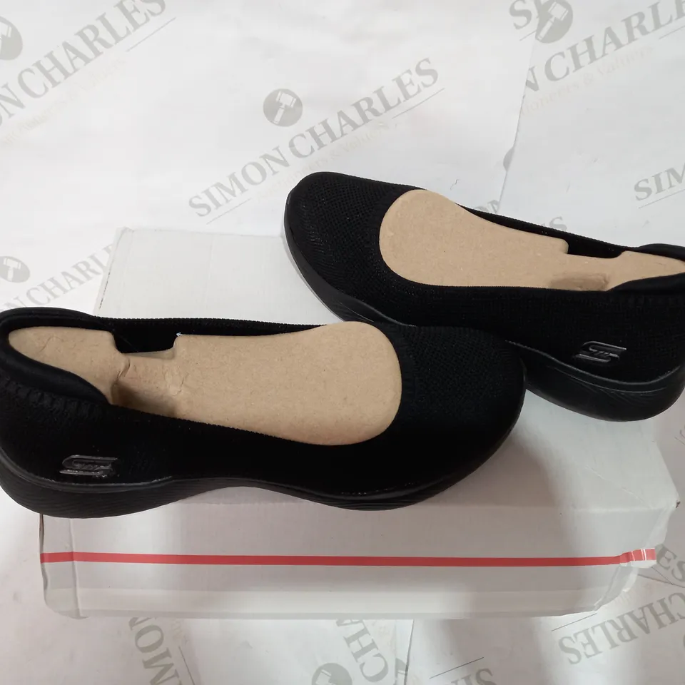 BOXED PAIR OF SKECHERS BLACK PUMPS  - SIZE 5