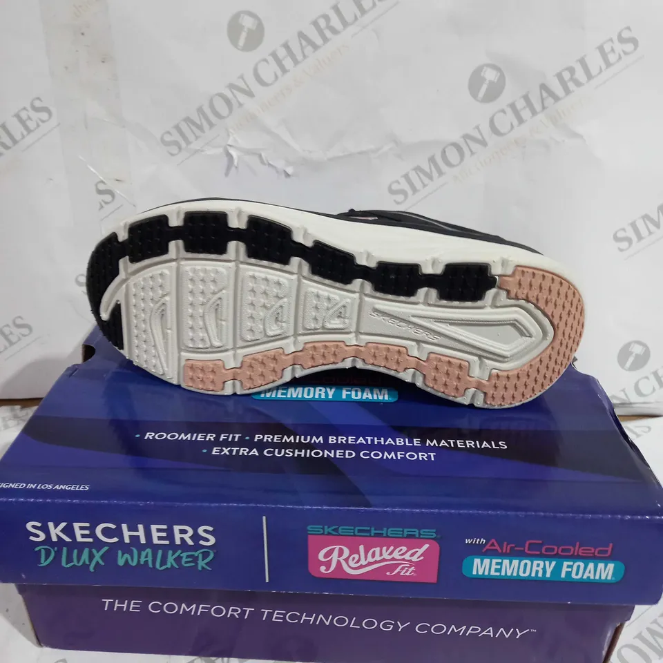 BOXED SKECHERS DLUX WALKER INFINITE MOTION TRAINERS, BLACK - SIZE 5