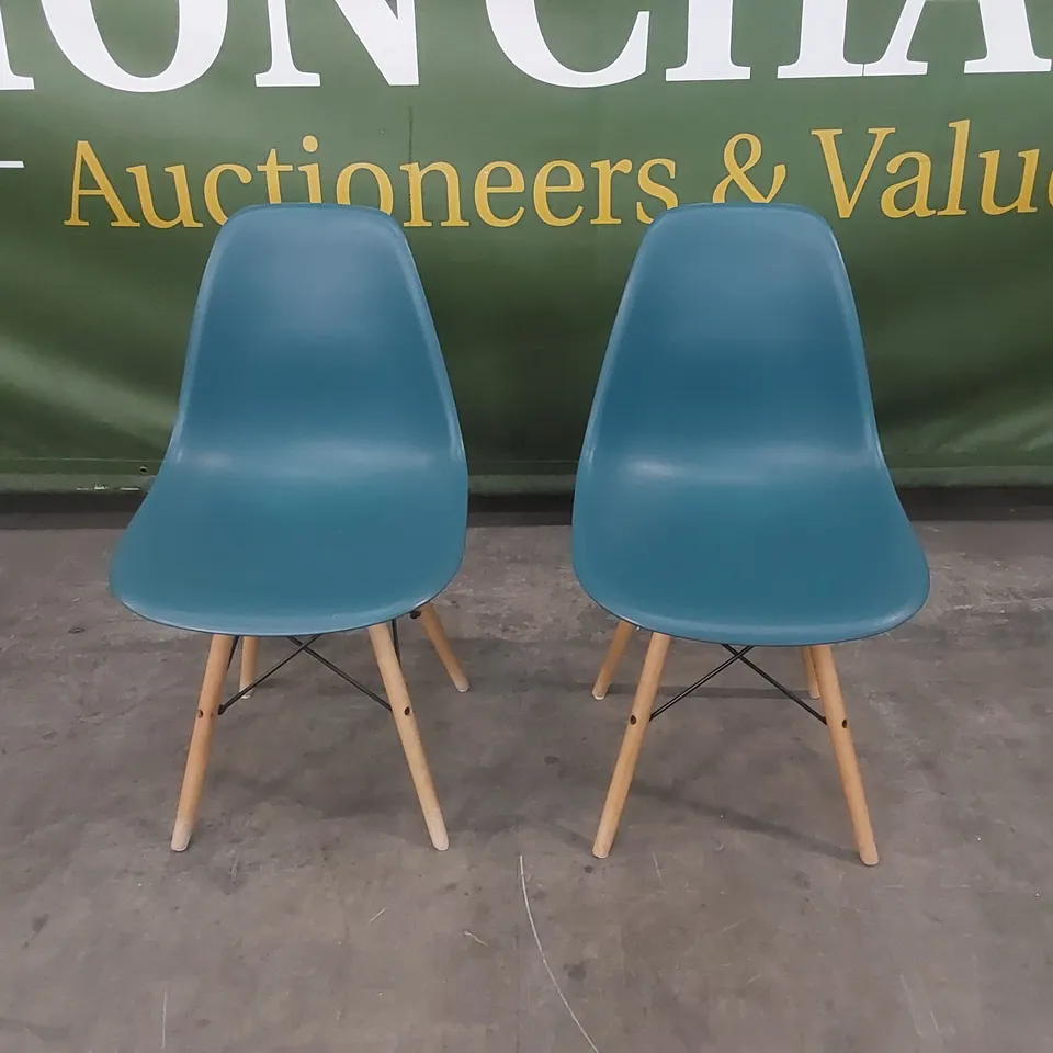 SET OF 2 PLASTIC DINING CHAIRS WITH OAK LEGS - TEAL