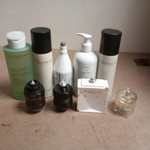APPROXIMATELY 20 ASSORTED UNBOXED COSMETICS TO INCLUDE; CLARINS, CALVIN KLEIN, MICHAEL KORS AND VIKTOR AND ROLF