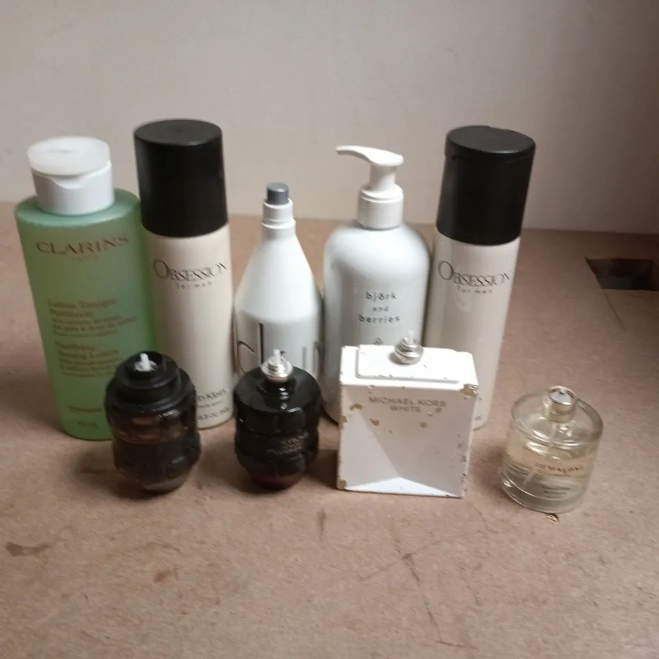 APPROXIMATELY 20 ASSORTED UNBOXED COSMETICS TO INCLUDE; CLARINS, CALVIN KLEIN, MICHAEL KORS AND VIKTOR AND ROLF