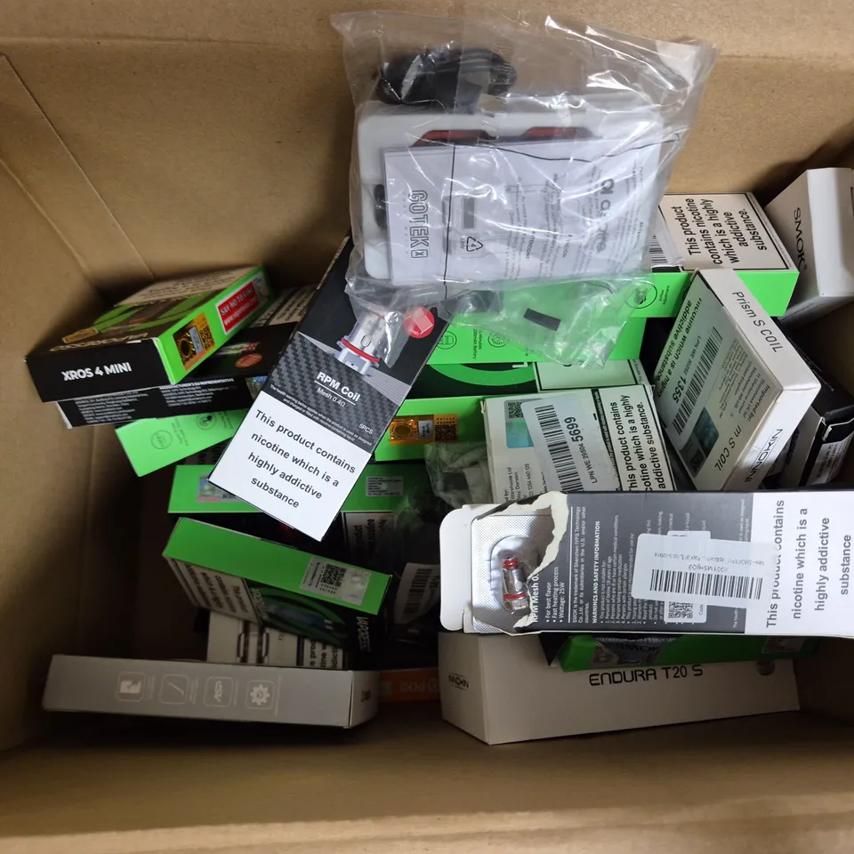 APPROXIMATELY 30 ASSORTED VAPES, E-CIGARETTES & ACCESSORIES TO INCLUDE VOOPOO ARUS P2, VAPORESSO XROS 4, GENE TT DRAG 4, ETC 