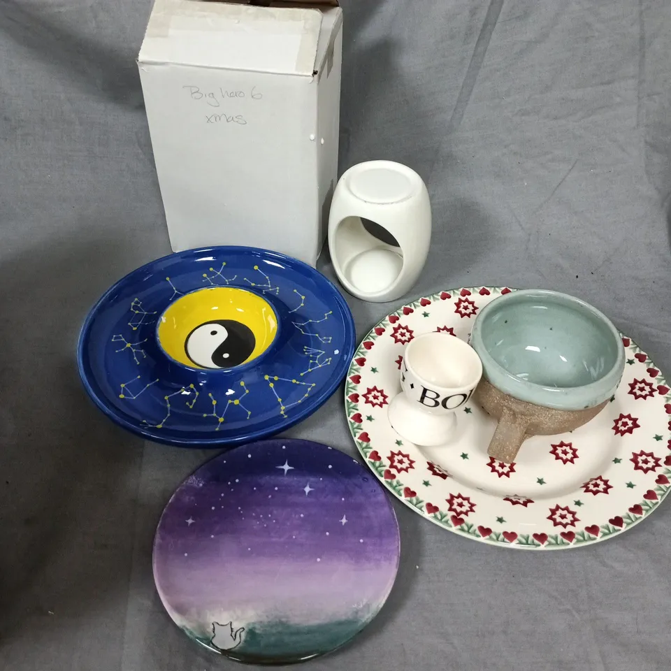 APPROXIMATELY 6 ASSORTED HOUSEHOLD ITEMS TO INCLUDE PLATES, MUG, WAX MELT HOLDER, ETC - COLLECTION ONLY