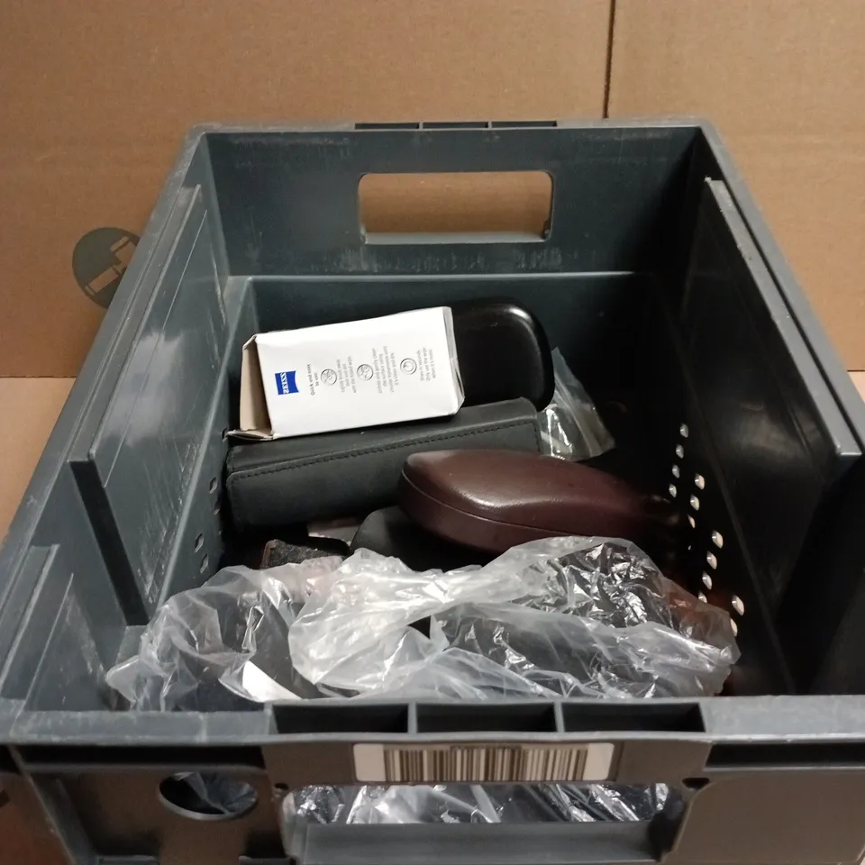 TOTE OF APPROXIMATELY 10 ASSORTED GLASSES/RELATED ITEMS TO INCLUDE LONDON RETRO SUNGLASSES, LENS WIPES ETC