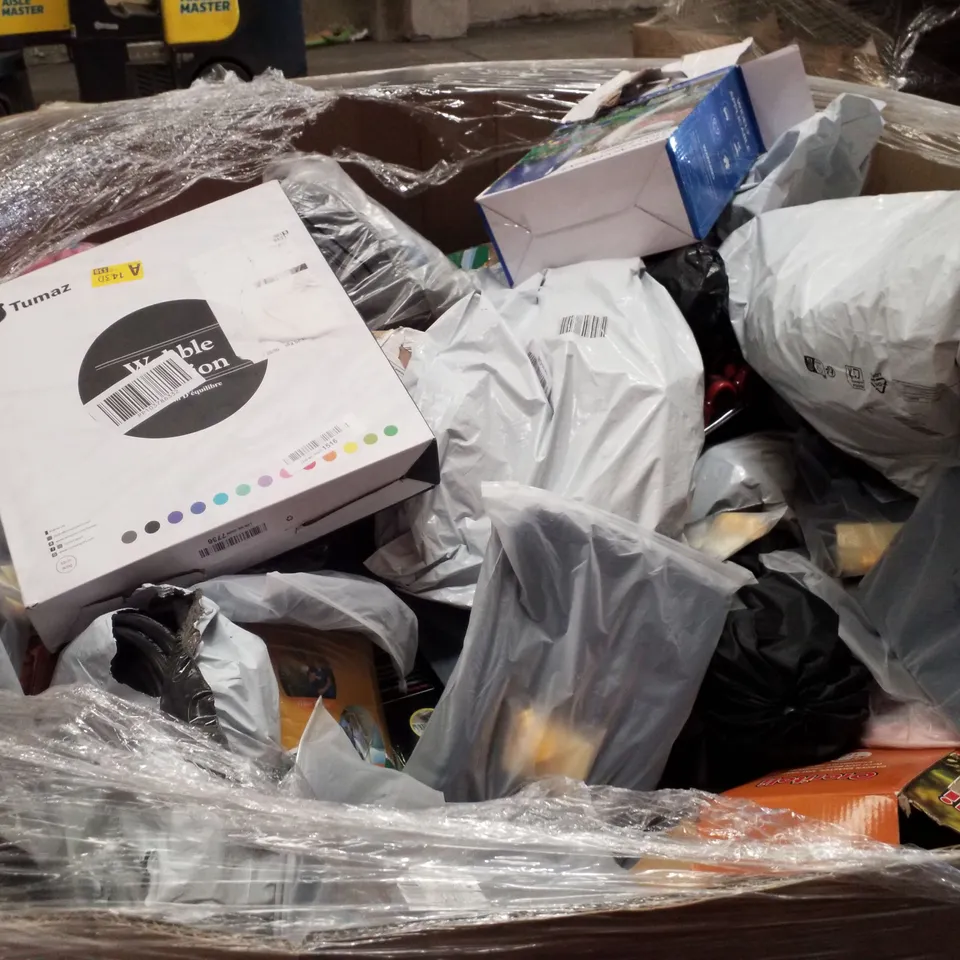 PALLET CONTAINING ASSORTED GARDEN HOSES & INFLATABLES 