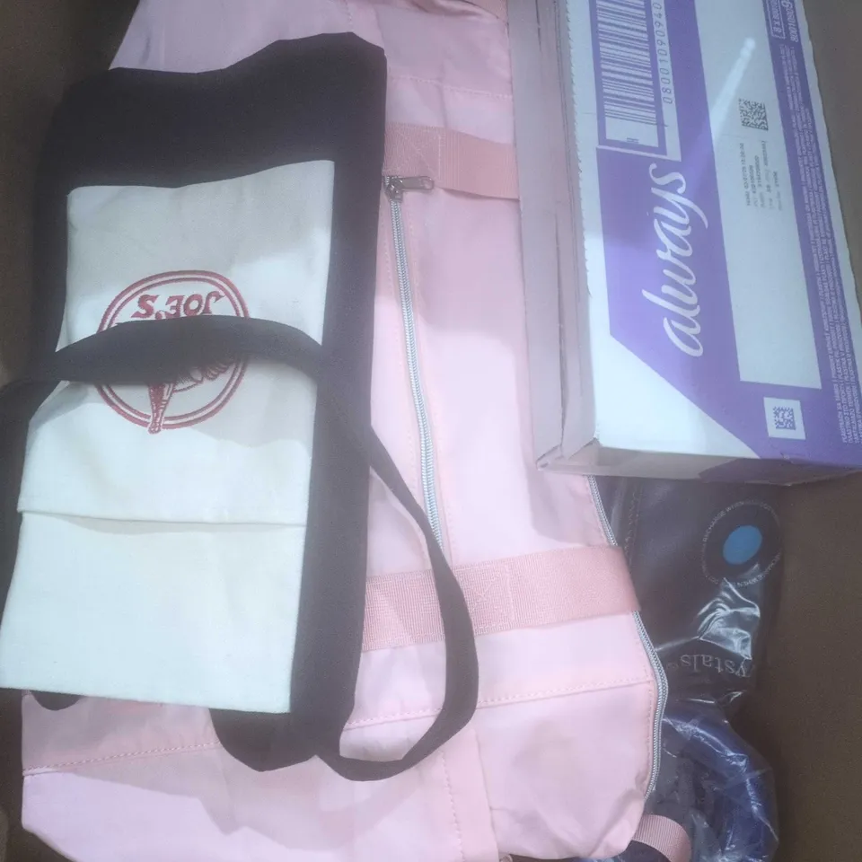 APPROXIMATELY 20 ASSORTED HOUSEHOLD PRODUCTS TO INCLUDE CLEANING SHEETS, TOTE BAG, GTECH BRUSH HEAD ETC