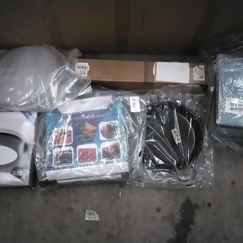PALLET OF ASSORTED ITEMS INCLUDING SHUSHI LAUNDRY BASKET, KINGSTON CHROME SPOTLIGHT, EARTH PAK BACKPACK, CLEAR TARPIN SHEET, EXTRA LARGE BASKET