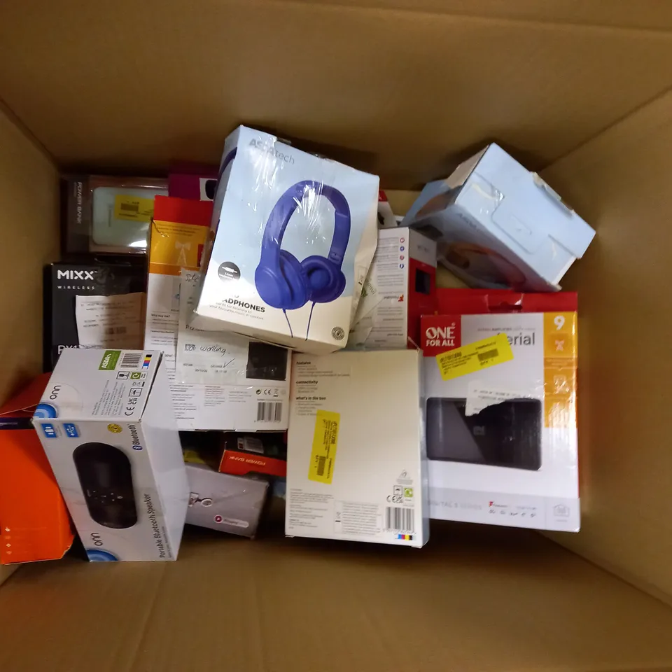 LOT OF APPROX 20 ASSORTED ELECTRICAL ITEMS TO INCLUDE SELFIE STICK, TV REMOTE, POWER BANK ETC