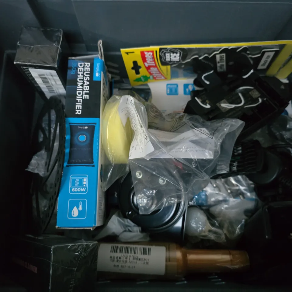 APPROXIMATELY 10 ASSORTED VEHICLE PARTS & ACCESSORIES TO INCLUDE REUSABLE DEHUMIDIFIER, BRAKE PAD, AIR FRESHENER, ETC