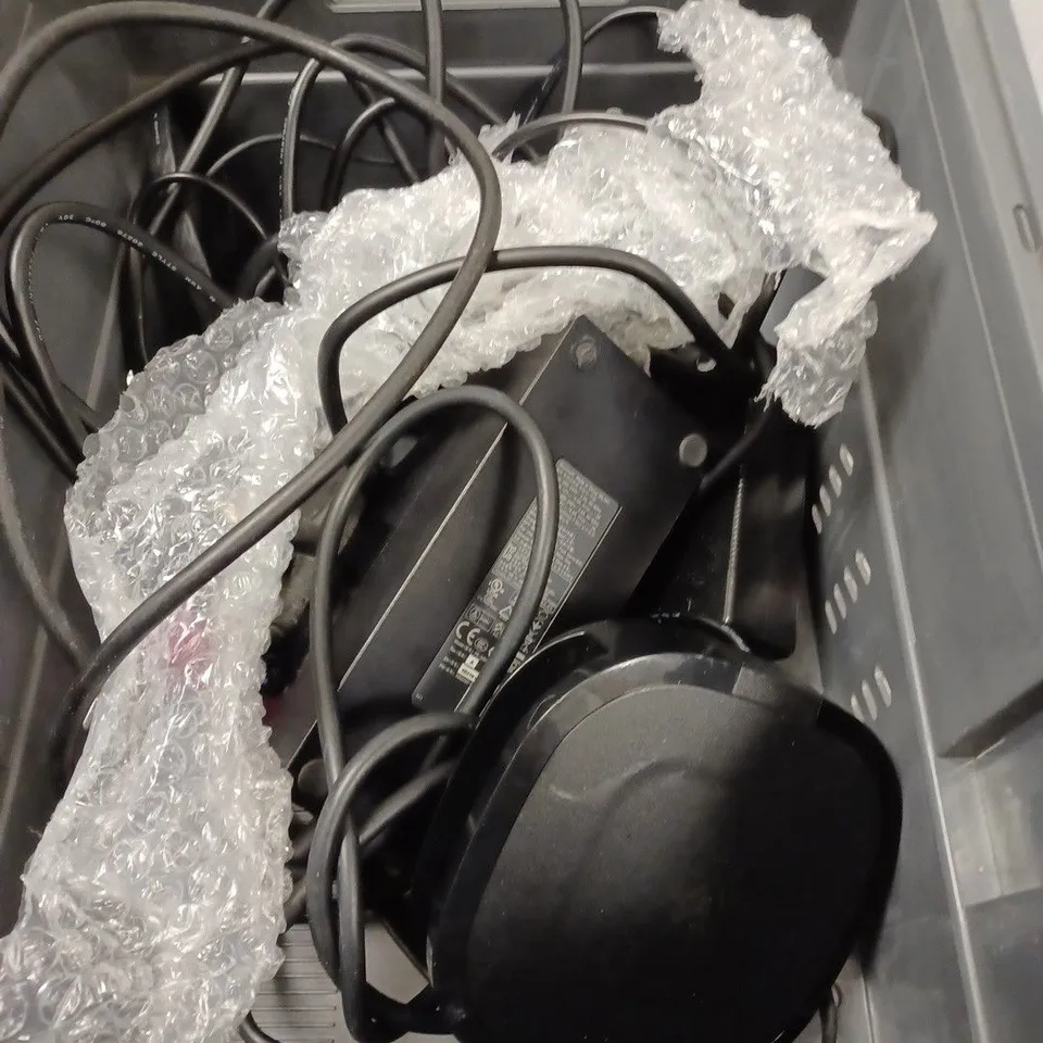 BOX TO CONTAIN APPROX. 8 X ASSORTED TECH PRODUCTS. INCLUDES CABLES, ROUTER, COMPUTER MOUSE ETC 