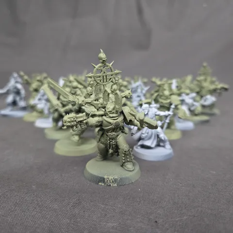BAG OF APPROXIMATELY 15 ASSORTED WAR HAMMER FIGURES