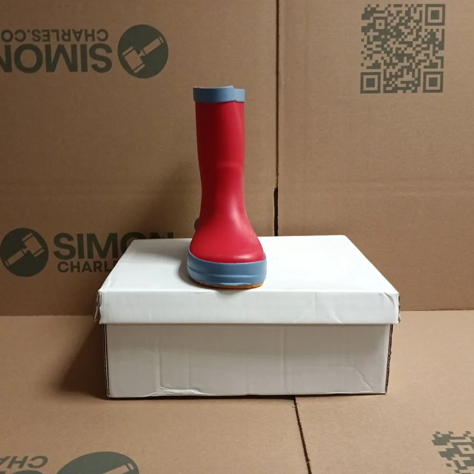 BOXED PAIR OF CLARKS TARRI RUN T WELLINGTON BOOTS IN RED/BLUE SIZE UK 7