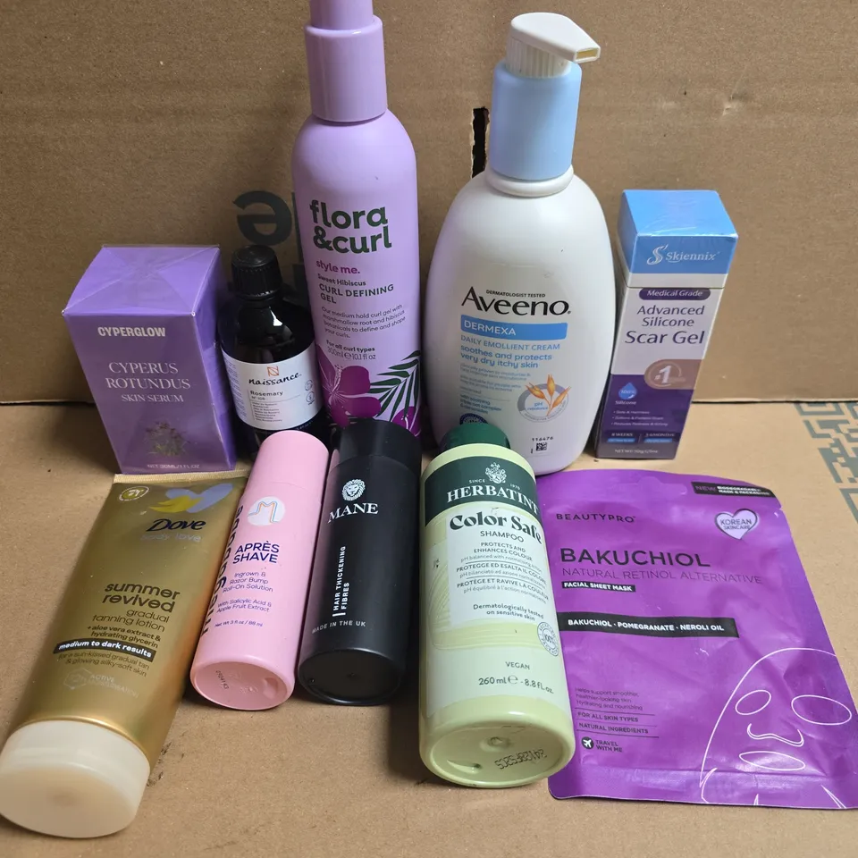 APPROXIMATELY 15 ASSORTED HEALTH & BEAUTY PRODUCTS TO INCLUDE MANE, AVEENO AND FLORA AND CURL 