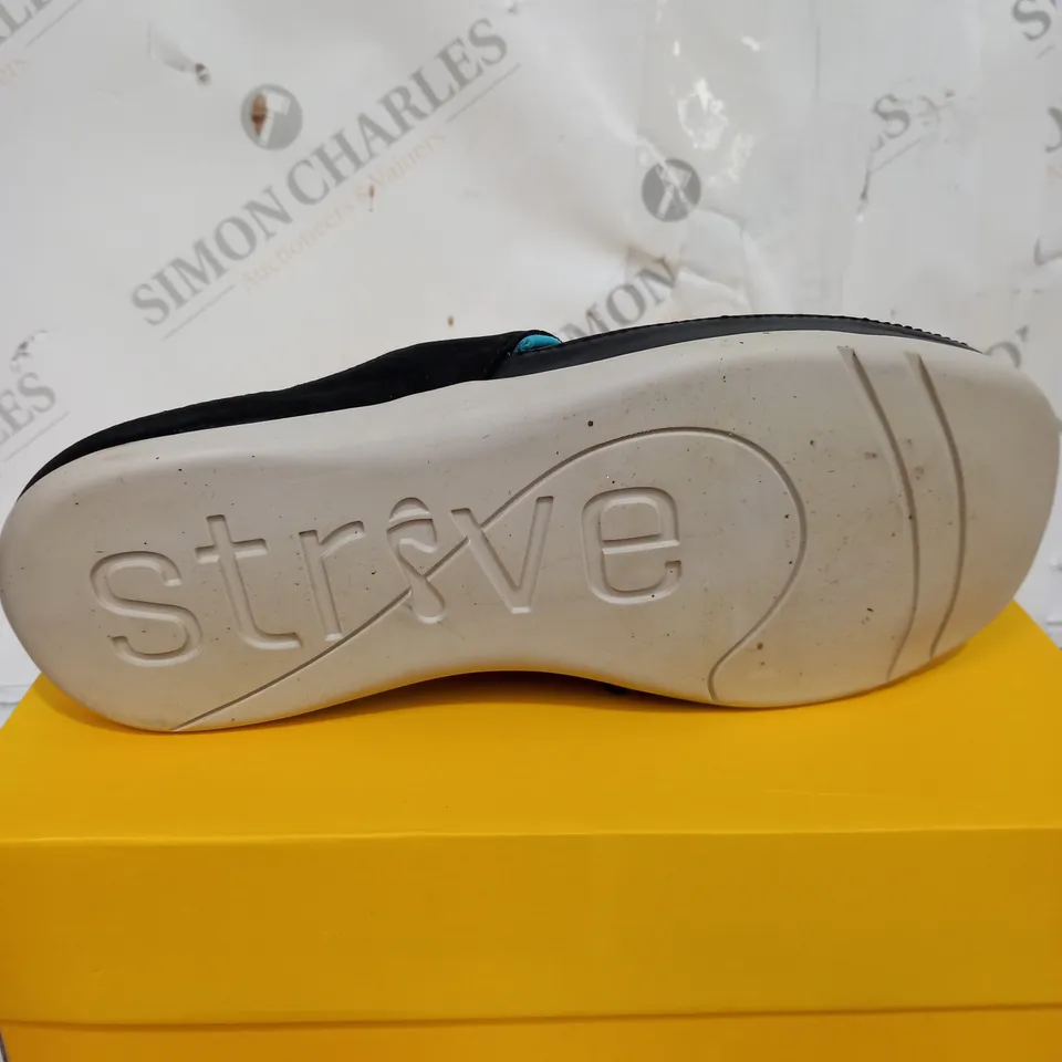 BOXED STRIVE BLACK BLUESTRIPE SANDALS SIZE 6