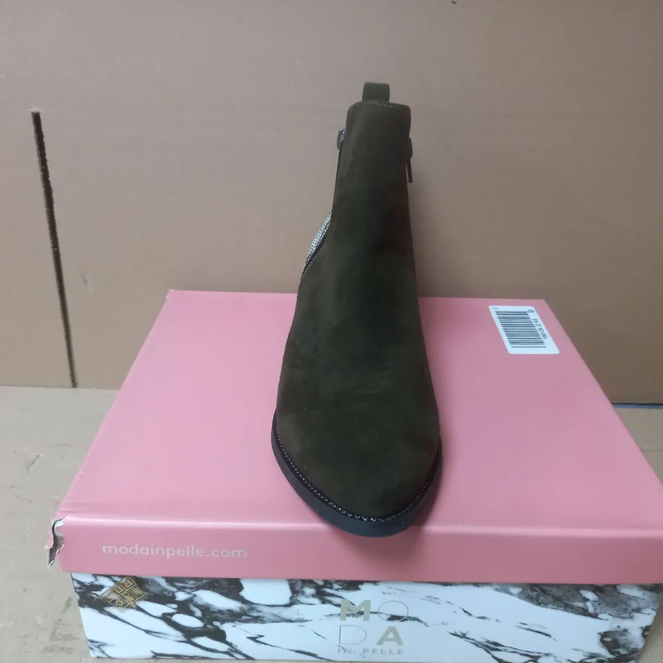 BOXED MODA IN PELLE LIGHT KHAKI HEEL BOOTS - UK 6