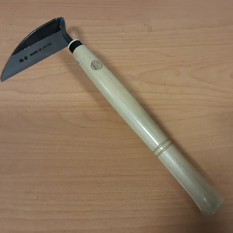 RIGHT HANDED WEEDING HOME WITH WOODEN HANDLE 