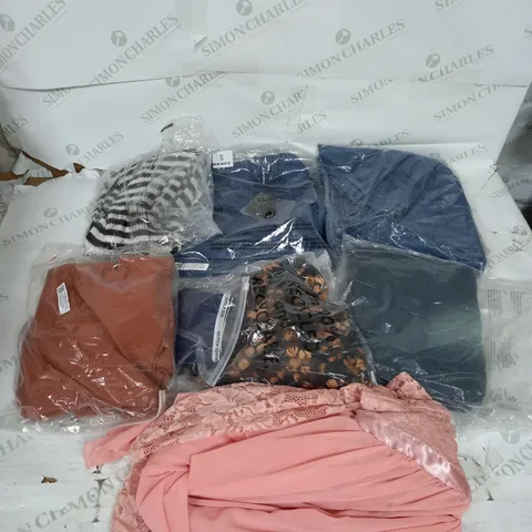 BOX OF APPROXIMATELY 18 ASSORTED ITEMS TO INCLUDE - DRESSES , JUMPERS , AND T-SHIRTS ETC