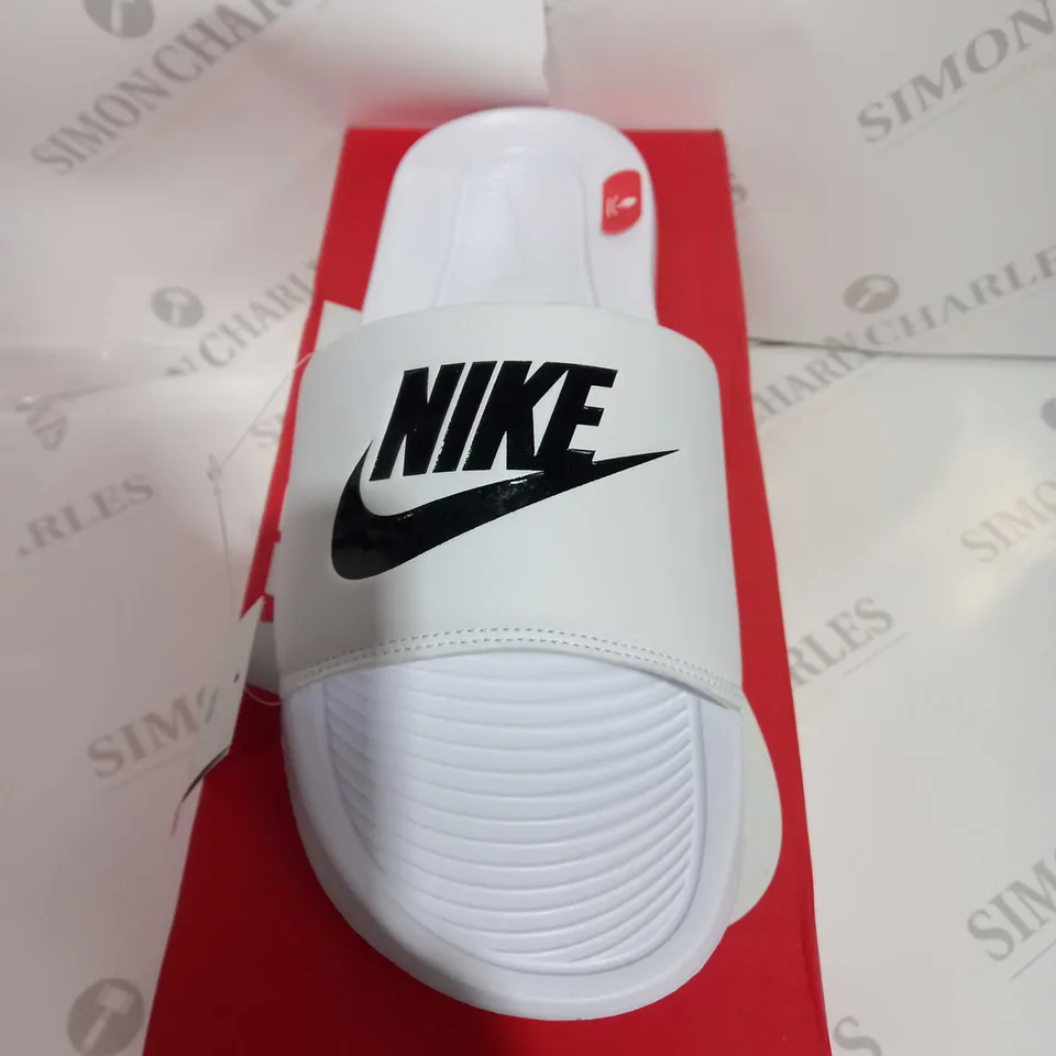 BOXED PAIR OF NIKE VICTORI ONE SLIDERS IN WHITE SIZE 11