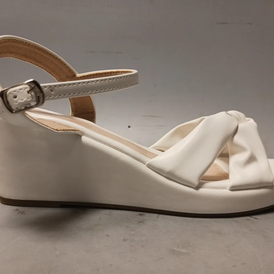 BOXED PAIR OF DESIGNER OPEN WEDGE SANDALS IN WHITE EU SIZE 40