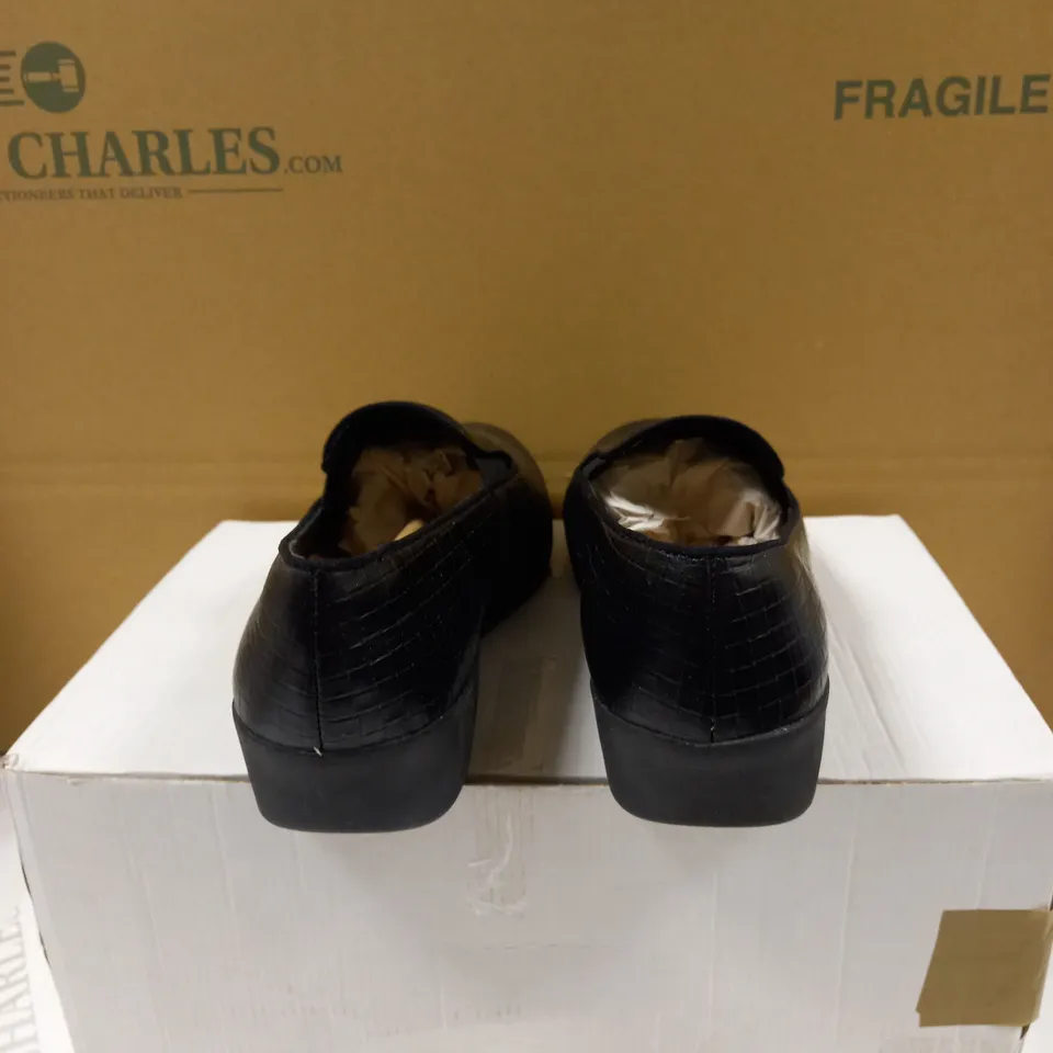 FITFLOP BLACK LEATHER LAOFER SIZE 6