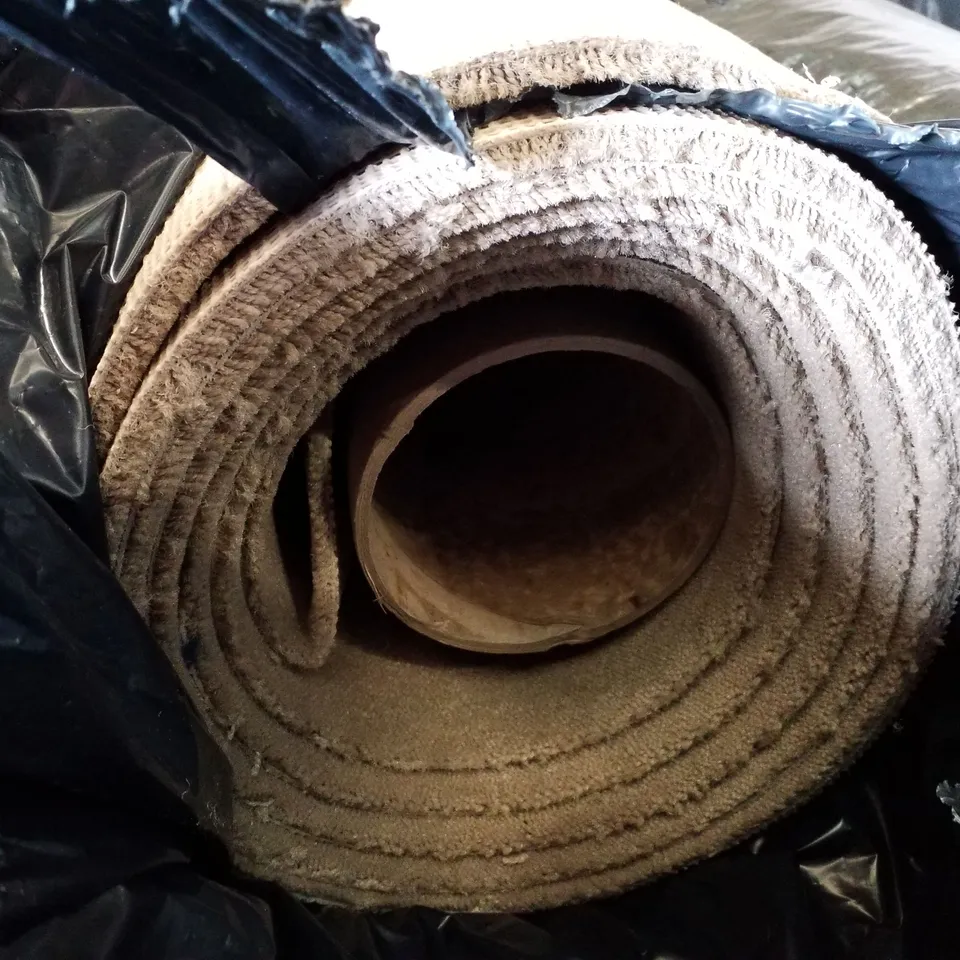 ROLL OF QUALITY ALBANY 39 FAWN CARPET APPROXIMATELY 4.29×4M